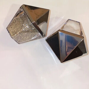 Ice shape salt and pepper shaker.